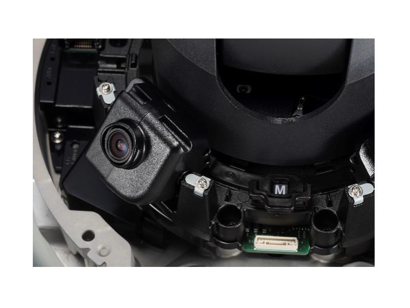 i-PRO: telecamera multidirezionale + PTZ per esterni più piccola e leggera del mercato 