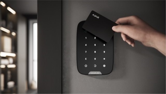 Ajax Systems: KeyPad Plus, controllo del sistema contactless versatile e affidabile 