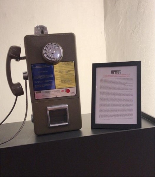 Urmet, il telefono pubblico a gettoni U+I arricchisce la mostra di Daniele Fissore