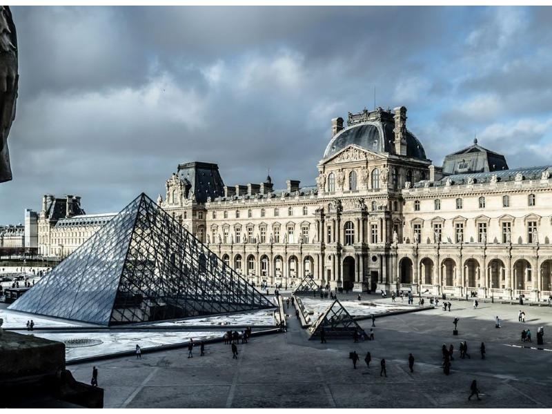Louvre: 100 telecamere e sistemi anti-intrusione per una 