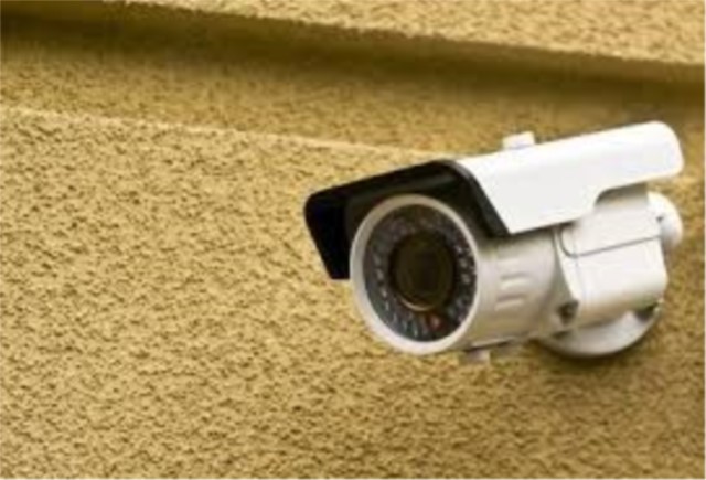 Telecamera di sorveglianza sul pianerottolo di casa senza consenso, una sentenza 