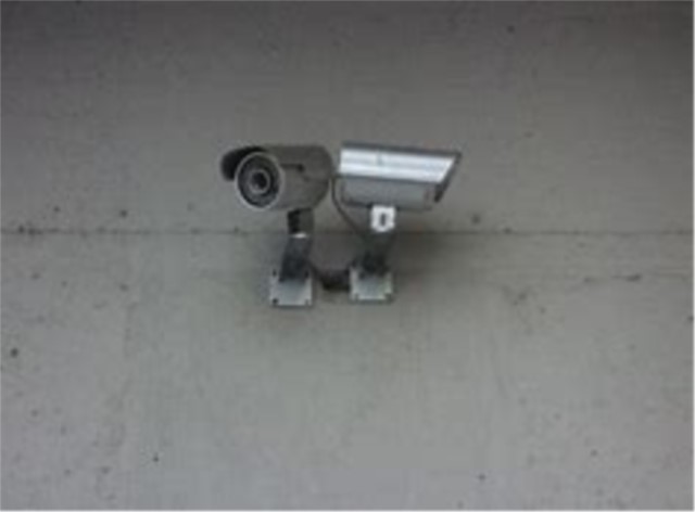 Cassazione penale: non è “violenza privata” la telecamera di videosorveglianza puntata sulla strada se la finalità è la sicurezza (e se è correttamente segnalata) 